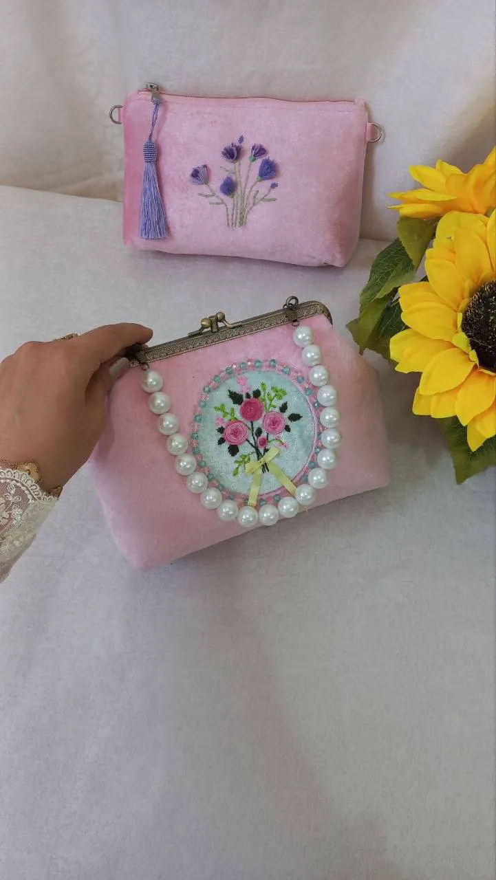 کیف مجلسی مخمل صورتی طرح گلدوزی گل و دسته مرواریدی
